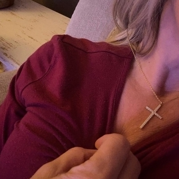 Kendra Scott Gold Necklace with Gold Cross Pendant - Picture 6 of 7